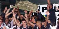Jogadores do Corinthians erguem trof&eacute;u do Paulista 2003  Foto: Gazeta Press
