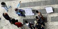 Pessoas observam lista de vagas de trabalho em São Paulo 09/01/2018 REUTERS/Paulo Whitaker  Foto: Reuters