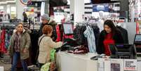 Consumidora faz compras em loja de departamento em Illinois, nos Estados Unidos 17/11/2017 REUTERS/Kamil Krzaczynski  Foto: Reuters
