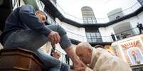 Papa Francisco beija p&eacute; na Quinta-Feira Santa
 29/3/2018  Divulga&ccedil;&atilde;o  Foto: Reuters