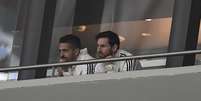 Messi acompanhou a goleada da Espanha ao lado de Lanzini na tribuna (Foto: Gabriel Bouys / AFP)  Foto: Lance!