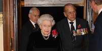 A Rainha Elizabeth II e o Príncipe Philip, Duque de Edimburgo, participaram do Festival Real de Recordação que homenageou os ingleses vítimas de conflitos, em 11 de novembro de 2017, em Londres.  Foto: Stefan Rousseau / Getty Images
