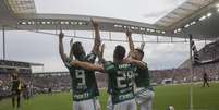 Palmeirenses comemoram gol de Borja contra o Corinthians em Itaquera  Foto: LÉO PINHEIRO/FramePhoto/Gazeta Press