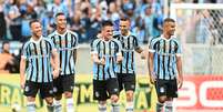 Jogadores do Grêmio, comemoram gol de Ramiro durante a partida entre Grêmio X Brasil de Pelotas, realizada na tarde deste domingo na Arena do Grêmio  Foto: WESLEY SANTOS/Gazeta Press