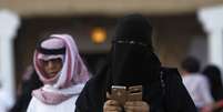 Mulher olha celular nas redondezas de Riad, Arábia Saudita 13/02/2012  REUTERS/Fahad Shadeed  Foto: Reuters