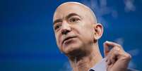 Fundador da Amazon, Bezos, além de ser considerado o homem mais rico do mundo, é dono do The Washington Post, jornal crítico do presidente  Foto: Getty Images / BBC News Brasil