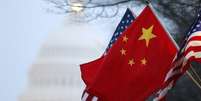 Bandeira da China e dos Estados Unidos são vistas em Washington 18/01/2011 REUTERS/Hyungwon Kang  Foto: Reuters