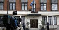 Equipes de TV na frente do Hospital King Edward VII onde o pr&iacute;ncipe Philip est&aacute; internado 4/4/2018 REUTERS/Henry Nicholls   Foto: Reuters