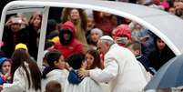Papa quebra protocolo e d&aacute; 'carona' para crian&ccedil;as  Foto: Reuters