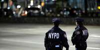 Agentes do Departamento de Polícia de Nova York observam cena de crime em Manhattan 31/10/2017  REUTERS/Andrew Kelly   Foto: Reuters