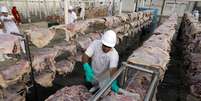 Trabalhador arruma carne em Santana, na Paraíba
  Foto: Reuters