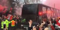 Ônibus do City foi depredado por torcedores do Liverpool (Foto: Reprodução)  Foto: Lance!