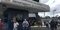 Sede da PF em Curitiba começou o dia com aglomeração mais de de jornalistas do que de manifestantes  Foto: BBC News Brasil