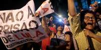 Manifestantes pró-Lula na frente do Sindicato dos Metalúrgicos de São Bernardo do Campo  Foto: Reuters