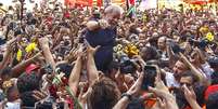 Ex-presidente Lula é carregado no meio de apoiadores, após discursar em frente ao Sindicato dos Metalúrgicos do ABC  Foto: AFP / BBC News Brasil