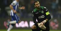 O goleiro Rui Patrício, ídolo do Sporting e da seleção, iniciou a polêmica com o presidente (FOTO: MIGUEL RIOPA / AFP)  Foto: Lance!