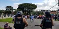 O antes pacato bairro de Santa Cândida, em Curitiba, onde fica localizada a PF, foi tomado por manifestantes pró e anti-Lula  Foto: André Shalders/BBC Brasil / BBC News Brasil