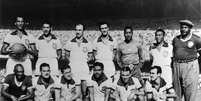 Brasil - 1950 - O palco estava armado para o Brasil conquistar sua primeira Copa, em casa. E o time em campo correspondia as expectativas. O país inteiro tinha certeza do título. Na 1ª fase, boas vitórias sobre México e Iugoslávia, e um empate com a Suíça colocaram o Brasil como líder da chave. No quadrangular final, que decidiria o campeão, a seleção local deu show com goleadas de 7 a 1 sobre a Suécia e 6 a 1 sobre a Espanha. A decisão era contra o Uruguai, e os brasileiros precisavam apenas do empate. O Maracanã com 200 mil pessoas viu o Brasil sair na frente, mas sofrer a virada e perder o Mundial. Time base: Barbosa; Augusto e Juvenal; Bauer, Danilo e Bigode; Friaça, Zizinho, Ademir, Jair e Chico  Foto: AFP / LANCE!