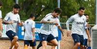 Pablo Pérez, Fernando Gago (que não vem ao Brasil) e Tevez durante o treino de segunda - Divulgação/Boca Juniors  Foto: Lance!