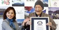 Masazo Nonaka recebe certificado do Livro Guinness de Recordes  Foto: Reuters