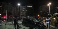 A polícia investiga o que aconteceu dentro do carro que atropelou pelo menos 17 pessoas em Copacabana  Foto: EPA / BBC News Brasil