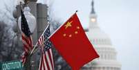 Bandeiras da China e dos Estados Unidos são vistas em Washington 18/01/2011 REUTERS/Hyungwon Kang   Foto: Reuters