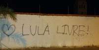 Muro de igreja foi pichado por apoiadores do ex-presidente Lula  Foto: Polícia Militar / Divulgação 