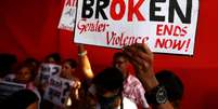 Pessoas levantam cartazes durante protesto contra estupros recentes em Mumbai, na &Iacute;ndia 13/04/2018 REUTERS/Francis Mascarenhas  Foto: Reuters