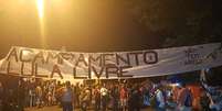 Faixa identifica o acampamento de apoiadores do ex-presidente Lula em Curitiba  Foto: Mariana Franco Ramos / Especial para Terra