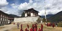 Paisagem de Butão é marcada por montanhas, colinas e monstérios  Foto: BBC News Brasil