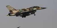 Caça israelense F-16 durante voo de treinamento 21/10/2013 REUTERS/Amir Cohen  Foto: Reuters