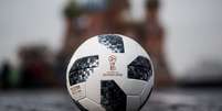 A Telstar-18 recebeu cr&iacute;ticas dos goleiros, que a avaliaram como inst&aacute;vel durante o voo  Foto: Getty Images 