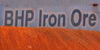Logo da BHP Billiton é visto atrás de pilha de minério de ferro em Port Hedland, na Austrália 30/05/2008 REUTERS/Tim Wimborne  Foto: Reuters