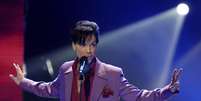 Prince se apresenta na final do programa "American Idol" em Hollywood
 24/5/2006    REUTERS/Chris Pizzello  Foto: Reuters