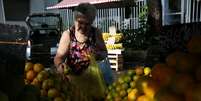 Consumidora compra laranjas em feira no Rio de Janeiro 15/02/2018 REUTERS/Pilar Olivares   Foto: Reuters