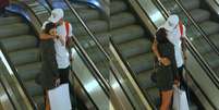 Bruna Marquezine e Neymar trocam carinhos em shopping  Foto: O Fuxico