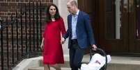 Kate e William com o novo bebê; criação dos novos príncipes é menos formal e com maior participação dos pais do que no passado  Foto: EPA / BBC News Brasil