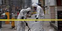 Funcionários limpam calçada após incidente com van em Toronto
 24/4/2018   REUTERS/Carlo Allegri  Foto: Reuters