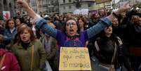 Protesto em Oviedo contra acusados de estupro
 26/4/2018    REUTERS/Eloy Alonso  Foto: Reuters