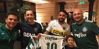 Fábio Callegari, os torcedores do Boca e José Inglese Neto no hotel do Palmeiras (Foto: Reprodução)  Foto: Lance!
