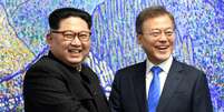 Presidente da Coreia do Sul, Moon Jae-in, e líder da Coreia do Norte, Kim Jong Un 27/04/2018 Korea Summit Press Pool/Pool via Reuters  Foto: Reuters