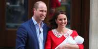 William e Kate com bebê na porta do hospital 23/04/2018 REUTERS/Hannah Mckay  Foto: Reuters