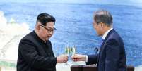 Presidente sul-coreano Moon Jae-in e l&iacute;der norte-coreano Kim Jong Un durante cumprimento 
 27/4/2018      Divulga&ccedil;&atilde;o  Foto: Reuters