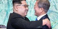 O ditador Kim Jong-un e o presidente sul-coreano, Moon Jae-in durante encontro saudado como "histórico".   Foto: DW / Deutsche Welle