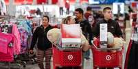 Clientes circulam por corredores de loja durante Black Friday em Chicago, Estados Unidos
23/11/2017 REUTERS/Kamil Krzaczynski  Foto: Reuters