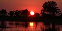 Pôr do sol no Delta do Okavango, em Botsuana 25/04/2018  REUTERS/Mike Hutchings  Foto: Reuters