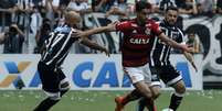 Marcação firme: Lucas Paquetá foi vigiado de perto, mas ditou o ritmo do Flamengo (Foto: LC Moreira)  Foto: Lance!