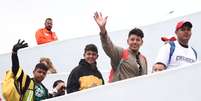 Membros de caravana de imigrantes entram em fronteira com EUA
 2/5/2018    REUTERS/Edgard Garrido   Foto: Reuters