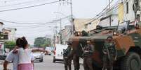 Soldados do Ex&eacute;rcito fazem patrulhamento na comunidade da Vila Vint&eacute;m, no Rio de Janeiro (RJ), na manh&atilde; desta quarta-feira (2).  Foto: Jos&eacute; Lucena/Futura Press