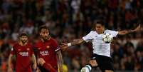 Roberto Firmino, do Liverpool, disputa a bola com Daniele De Rossi, da Roma, durante a partida da UEFA Champions League.  Foto: Paolo Bruno / Getty Images